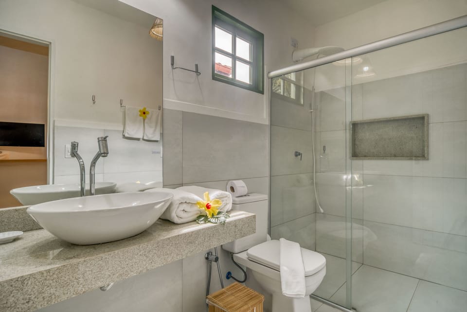 Suite Loft Vista Parcial Mar com Ofuro | Bathroom | Free toiletries, hair dryer, towels
