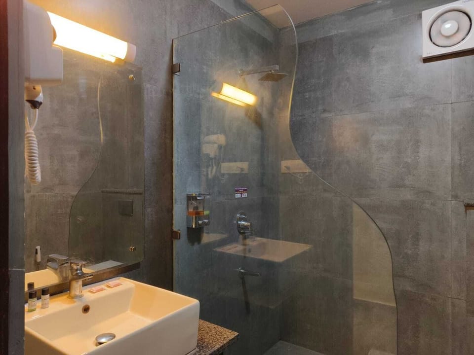 Family Room | Bathroom | Shower, rainfall showerhead, free toiletries, hair dryer