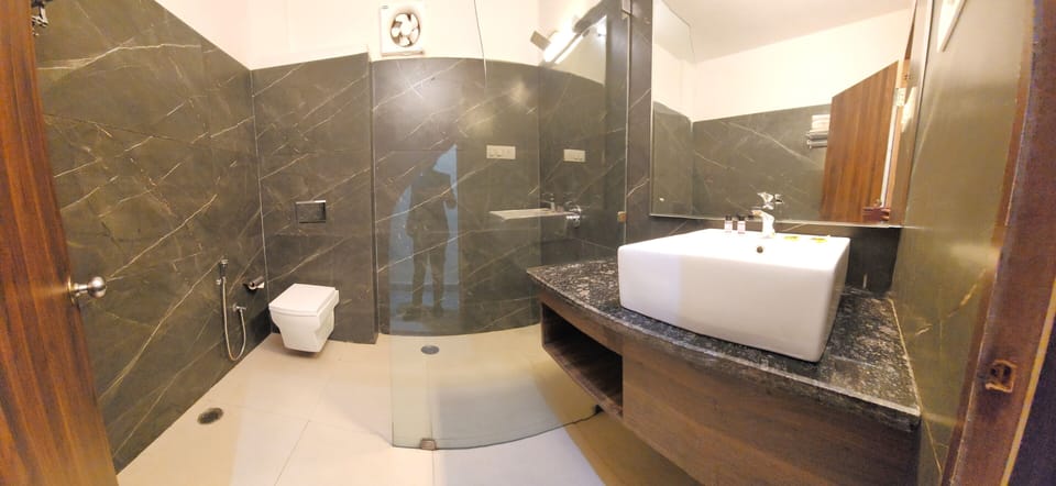 Family Room | Bathroom | Shower, rainfall showerhead, free toiletries, hair dryer