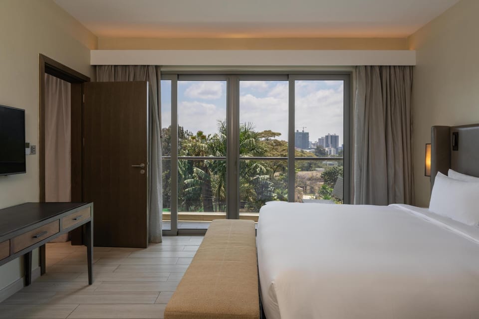 Junior Suite (with Lounge Access) | Minibar, in-room safe, desk, laptop workspace