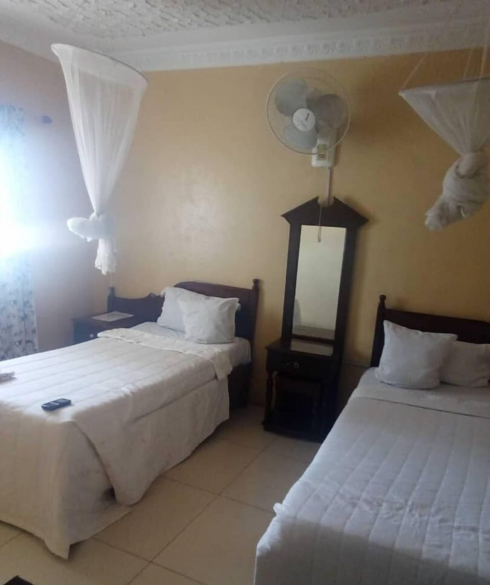 Standard Twin Room | Individually decorated, individually furnished, desk, laptop workspace