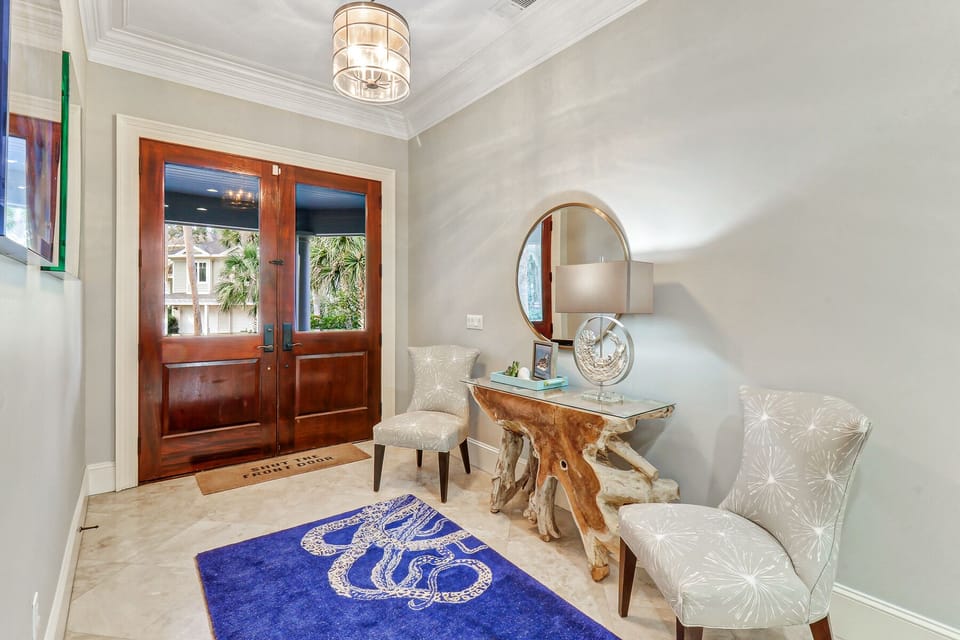 25 Ruddy Turnstone - Entryway