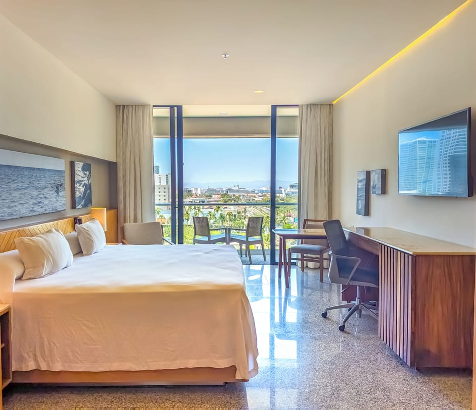 Deluxe Panoramic Bay View 1 King Bed | Minibar, in-room safe, desk, laptop workspace
