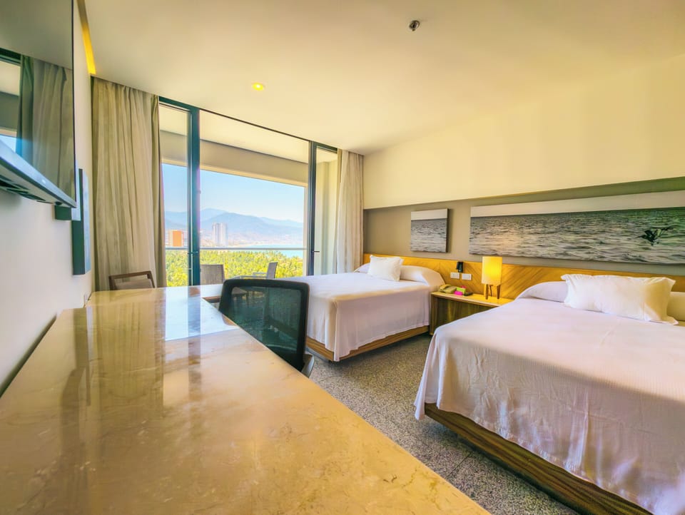 Deluxe Panoramic Bay View | Minibar, in-room safe, desk, laptop workspace