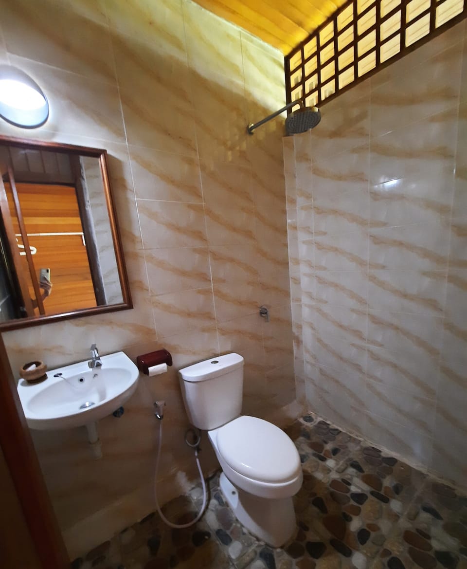 Shower, rainfall showerhead, free toiletries, slippers
