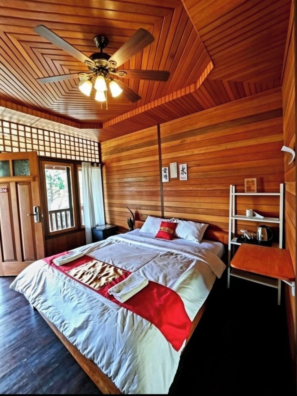 Woodhouse Fan Room | Minibar, in-room safe, desk, blackout drapes