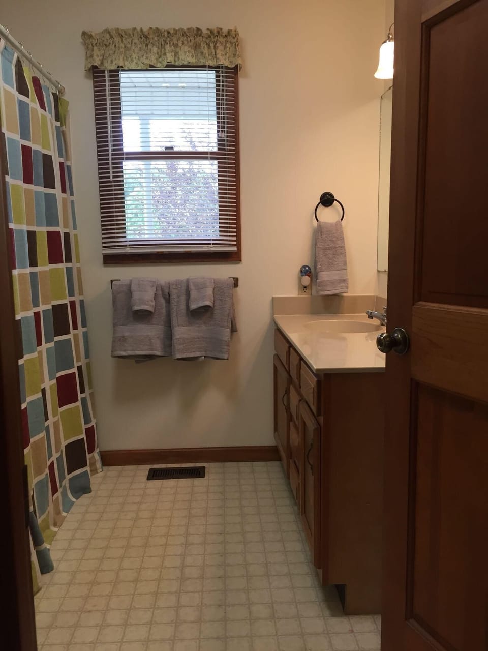 Guest - full Bath T/S
