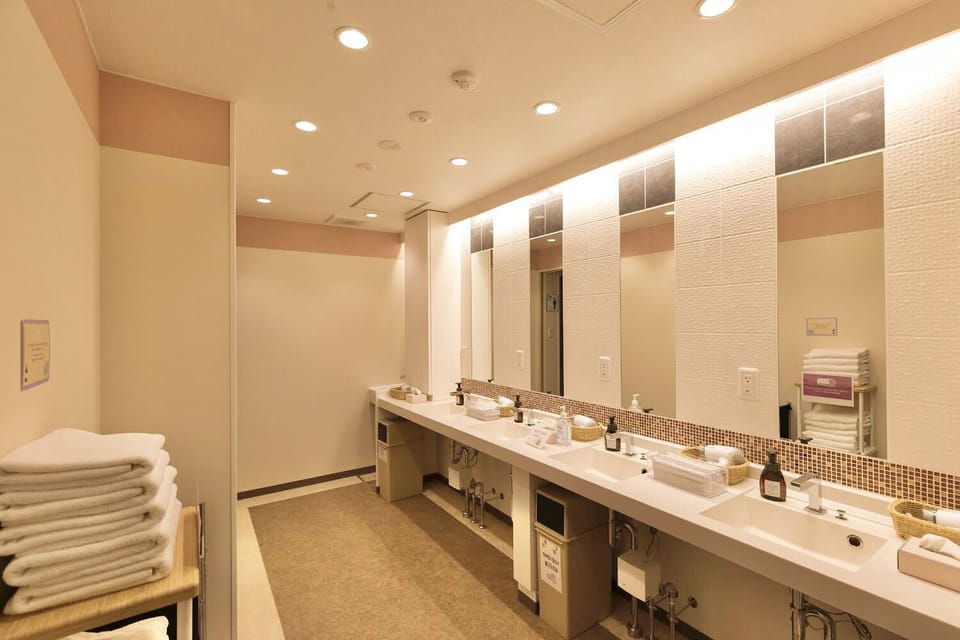 Shower, free toiletries, towels, shampoo