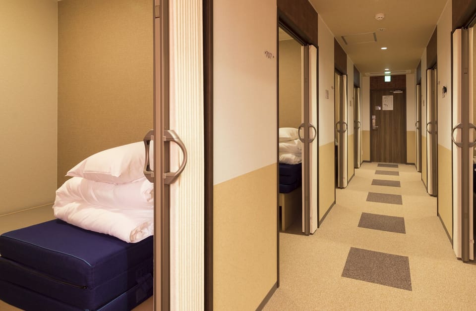 Cabin, Mixed Dorm (Semi-Private) | Laptop workspace, free WiFi, bed sheets