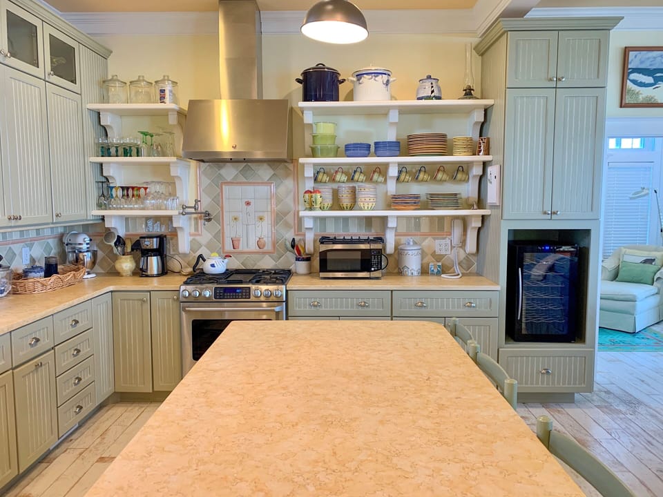 Kitchen (alternate view)