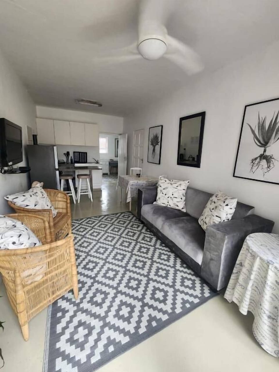 Basic Apartment | Living area | Smart TV, Netflix, books, streaming services