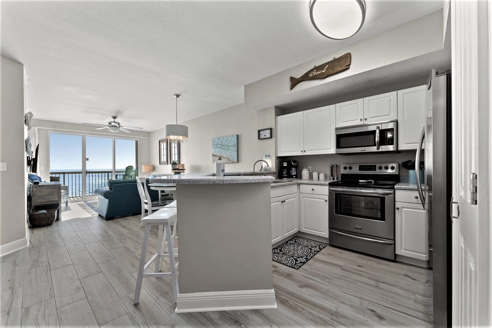 Fully Stocked Kitchen w/ counter seating for 4.