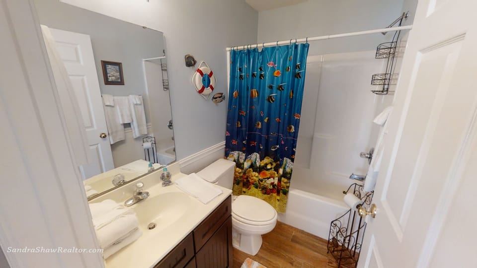 Guest bathroom 
(bathroom #3)