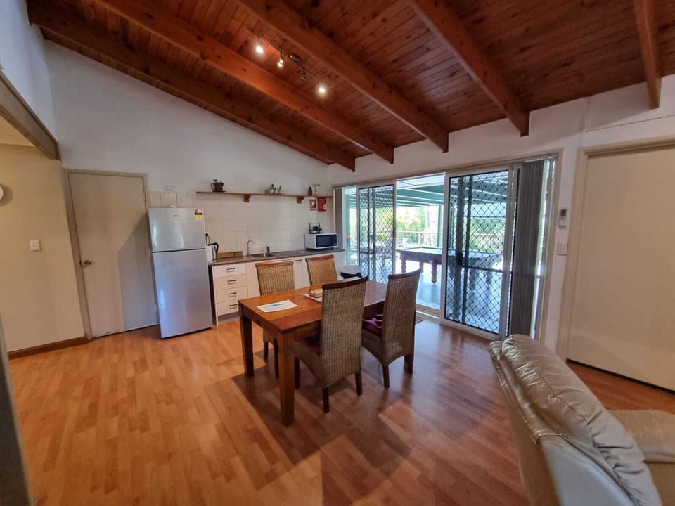 Standard Suite, 2 Bedrooms, Kitchen, Mountain View (Banksia Suite) | Premium bedding, iron/ironing board (on request), cribs (surcharge)