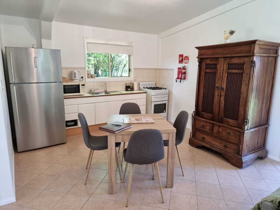 Standard Studio, Kitchen, Garden View (Bottlebrush Cottage) | Private kitchen | Coffee/tea maker, microwave, cookware/dishes/utensils