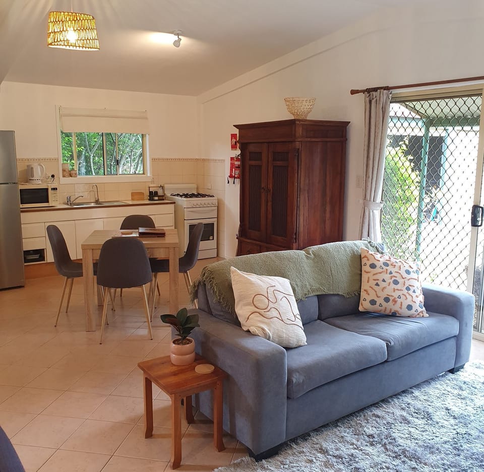 Standard Studio, Kitchen, Garden View (Bottlebrush Cottage) | Living area | TV, DVD player