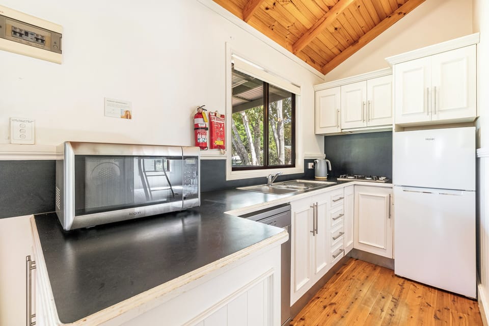 Cabin (Banksia Cabin) | Private kitchen | Coffee/tea maker, full-size fridge, microwave, stovetop