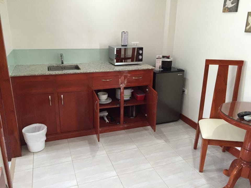 Microwave, rice cooker, cookware/dishes/utensils