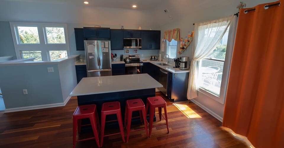 Kitchen (alternate view)