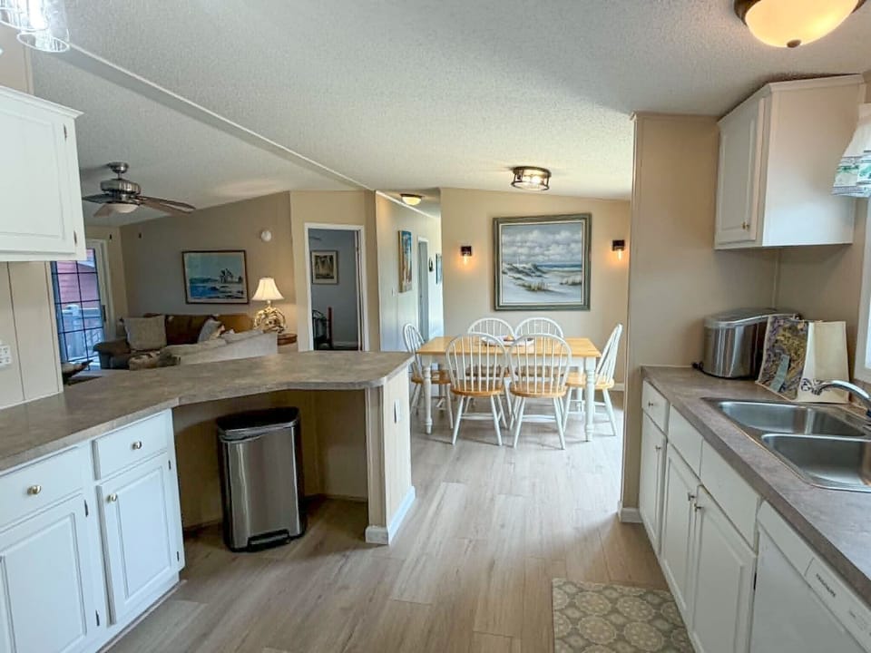 Kitchen (alternate view) 