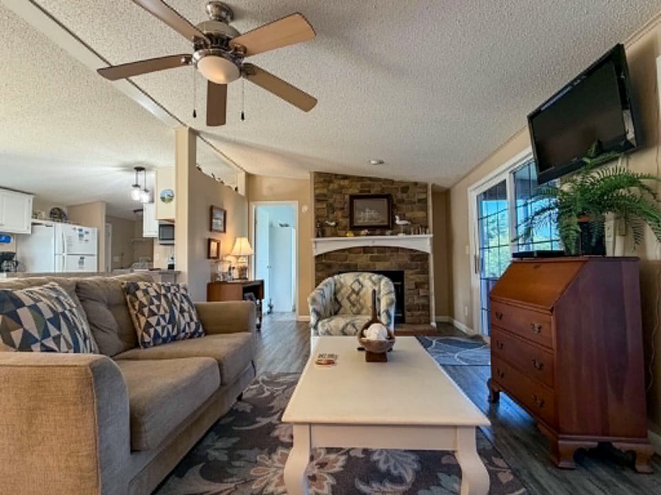 Living Area (alternate view)