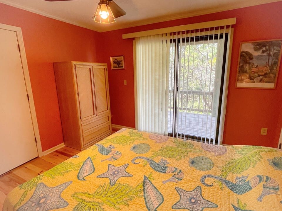 Queen Bed (alternate view)