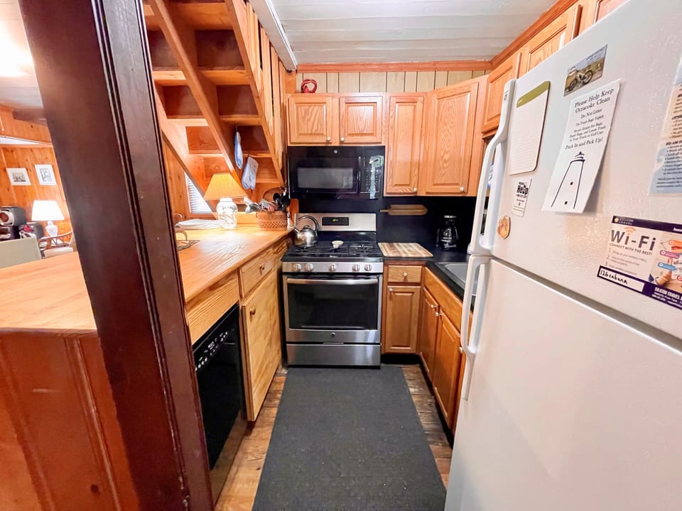 Kitchen (alternate view)
