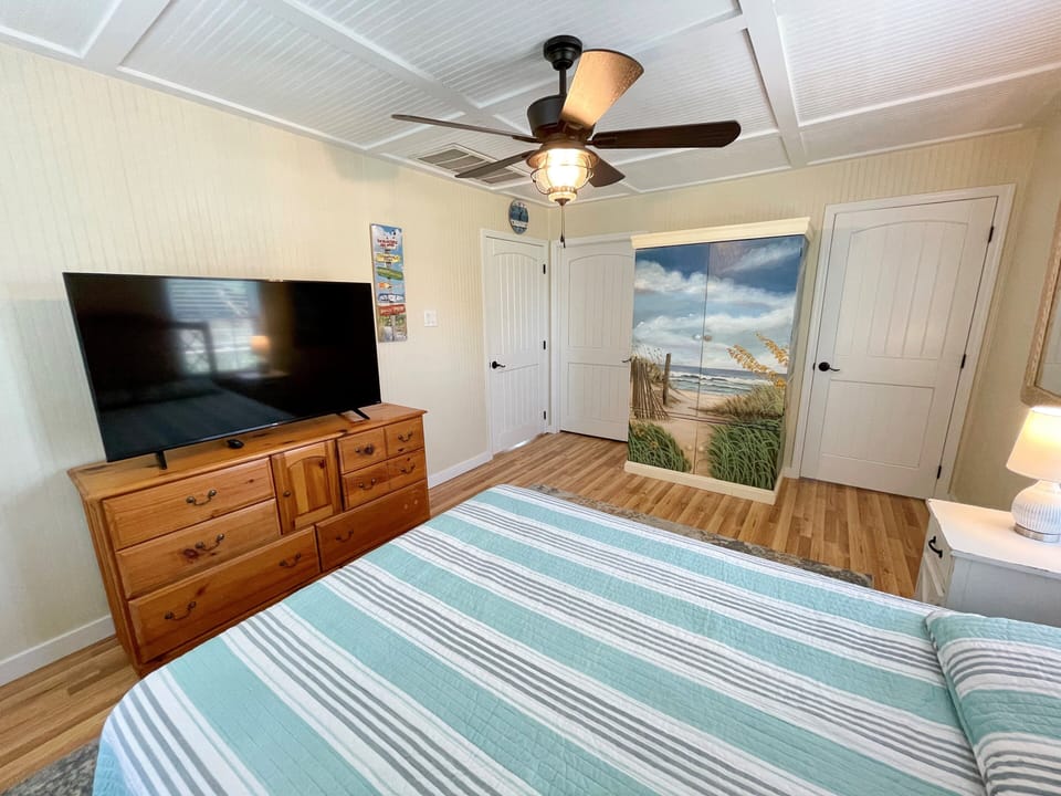 Queen Bedroom (alternate view)