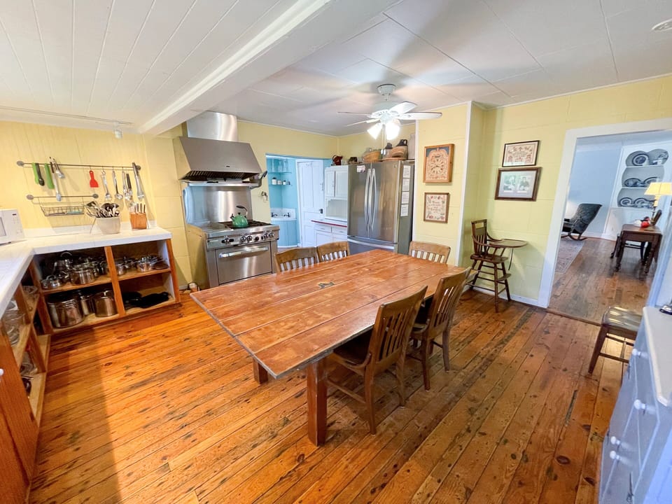Kitchen (alternate view)