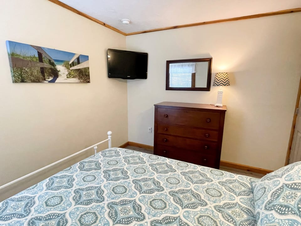 Queen Bed (alternate view)