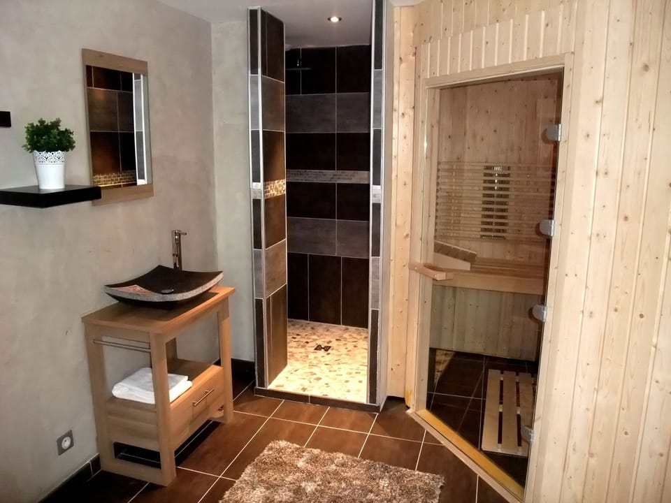 Sauna, hot tub, Turkish bath, reflexology, Ayurvedic treatments