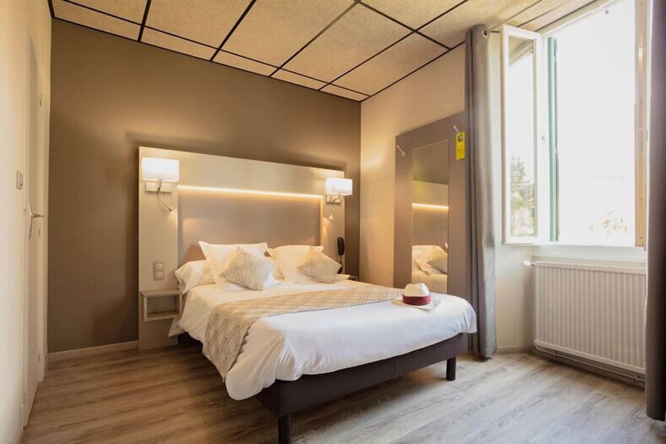 Superior Double or Twin Room | In-room safe, desk, blackout drapes, WiFi (free)