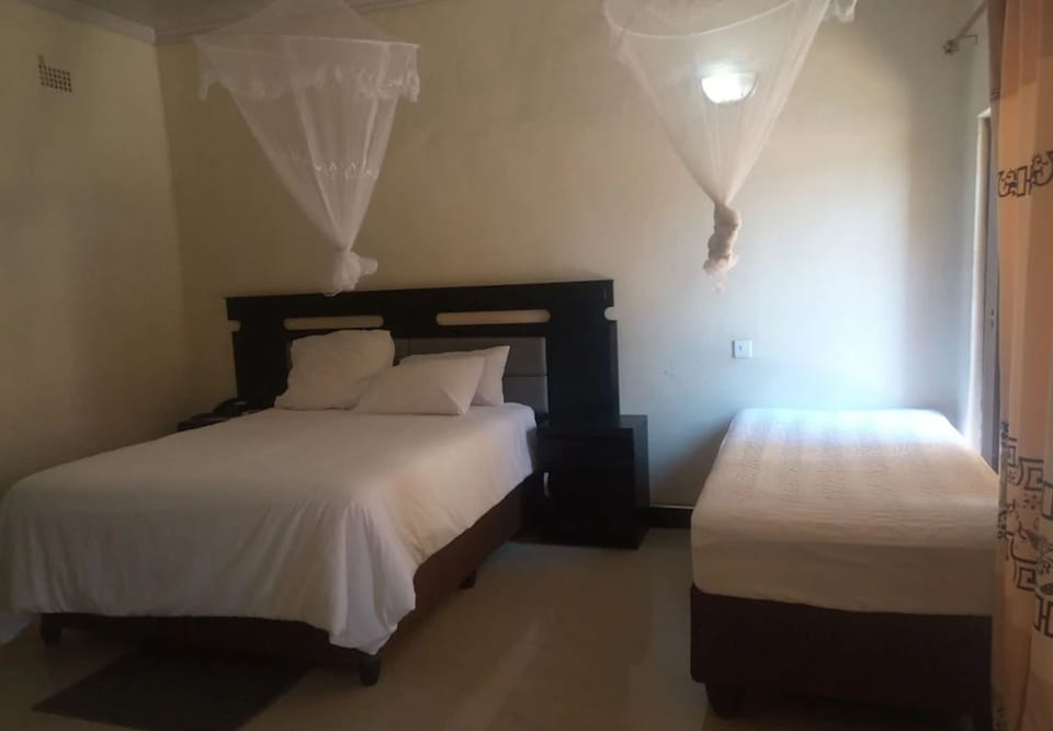 Standard Twin Room | Individually decorated, individually furnished, desk, laptop workspace