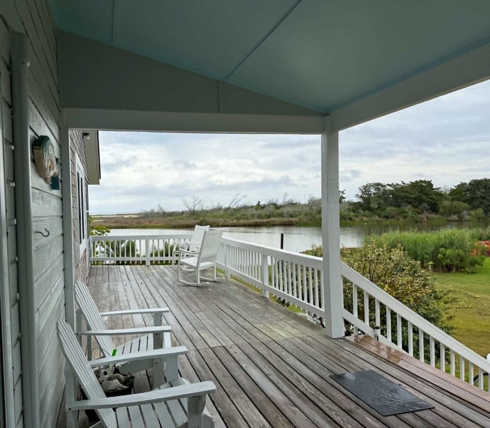 Front Porch WIth Screened Porch Access