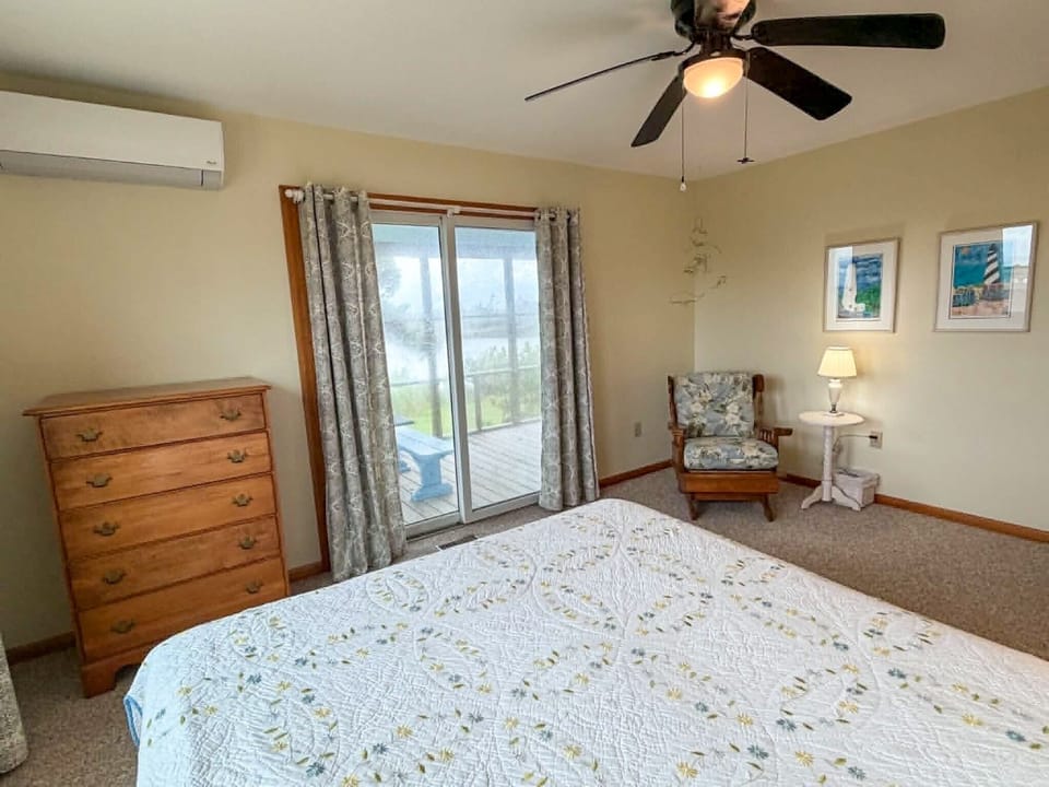 Queen Bedroom (alternate view) 