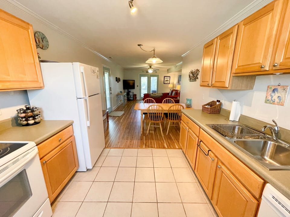 Kitchen (alternate view)