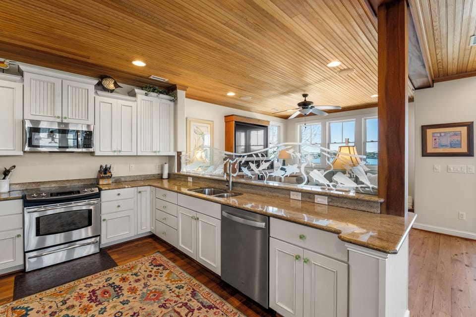 Kitchen (Alternate View)
