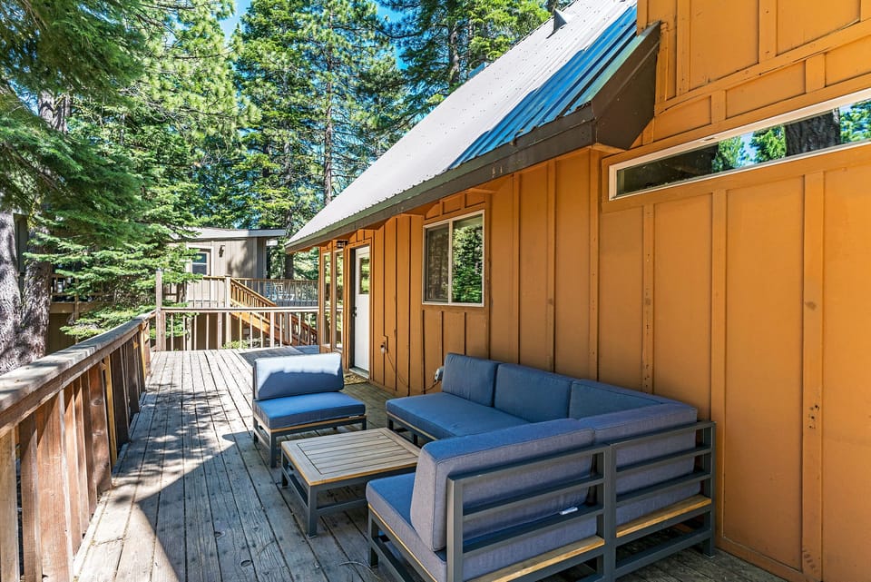 Outdoor living space - backs to greenbelt