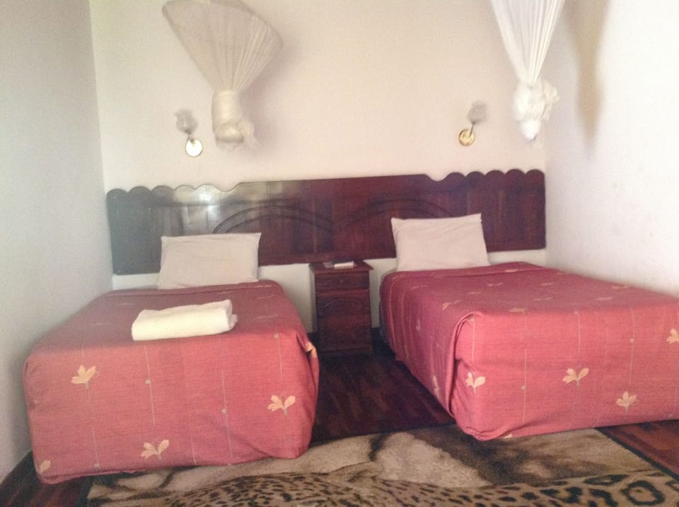 Standard Twin Room | Minibar, desk, laptop workspace, iron/ironing board