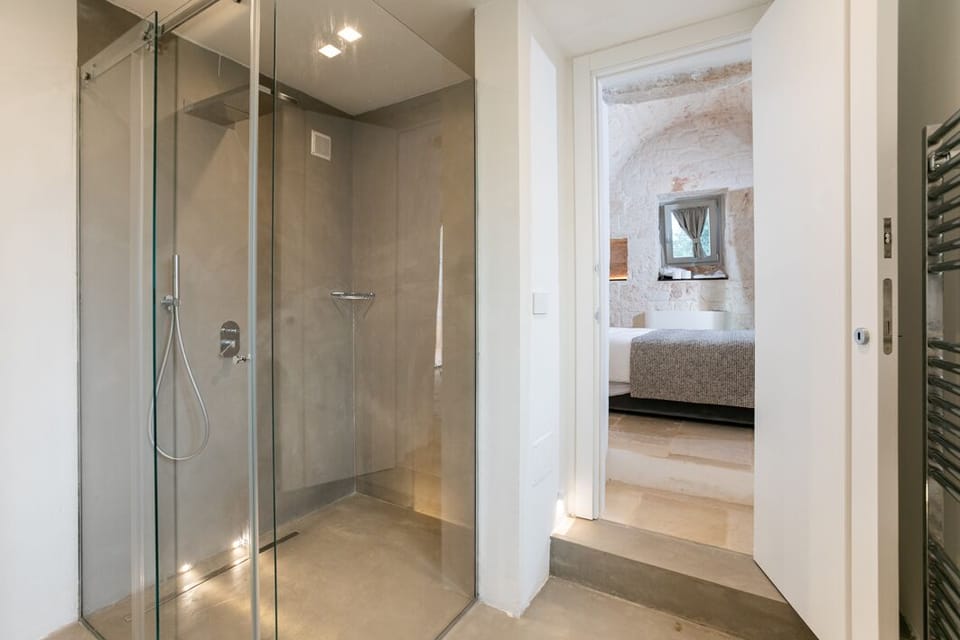 Design Double Room (Trullo) | Bathroom | Shower, rainfall showerhead, free toiletries, hair dryer
