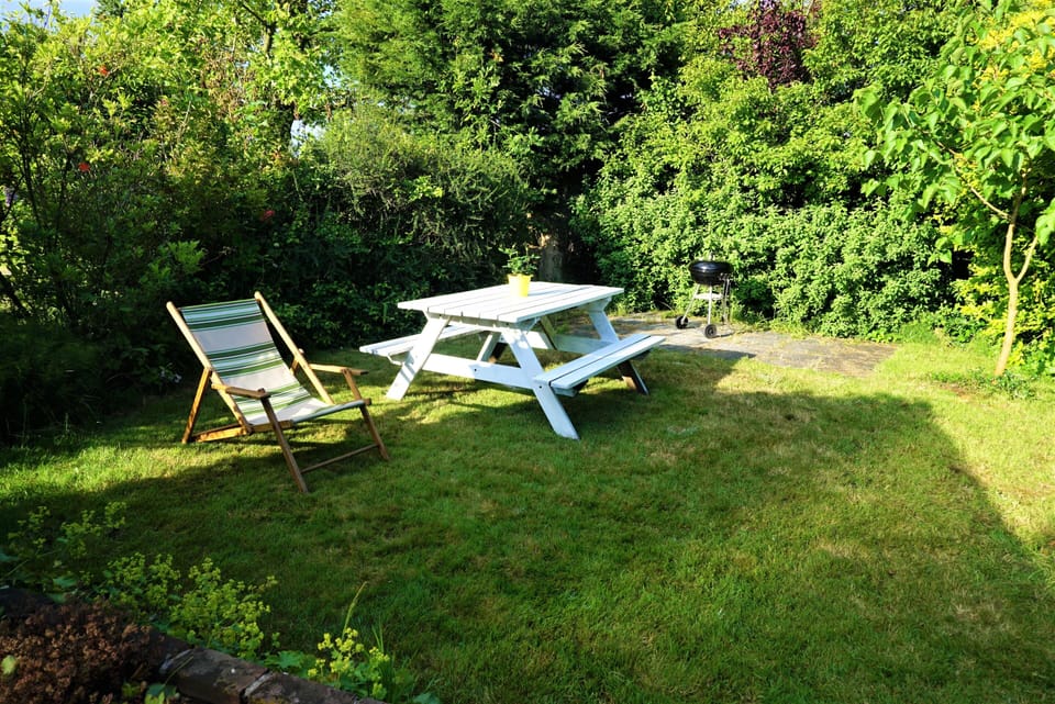 PRIVATE yard: Big space of front yard to play, eat, sunbathing,, BBQ