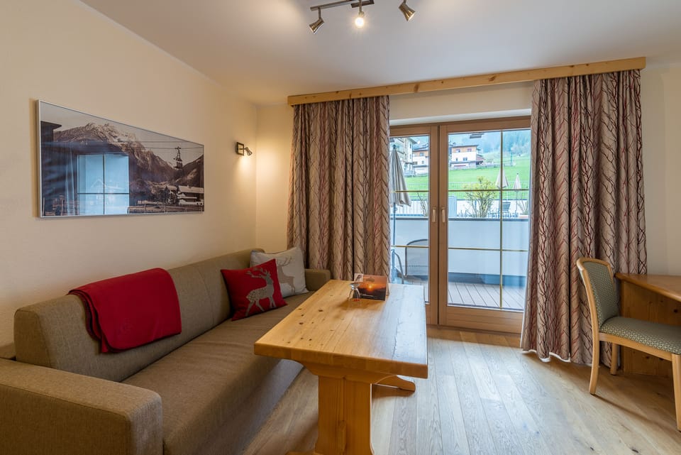 Family Room (Bergblick) | Hypo-allergenic bedding, minibar, in-room safe, desk