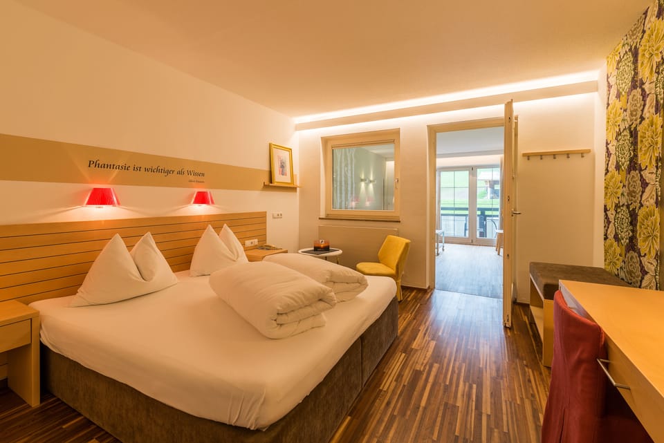 Family Room (Bergblick) | Hypo-allergenic bedding, minibar, in-room safe, desk