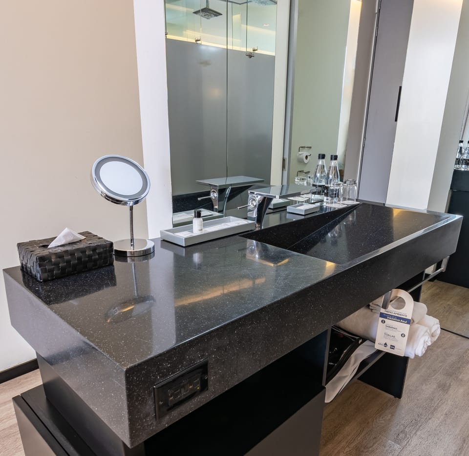 Superior Room, 1 King Bed | Bathroom | Free toiletries, hair dryer, towels, soap