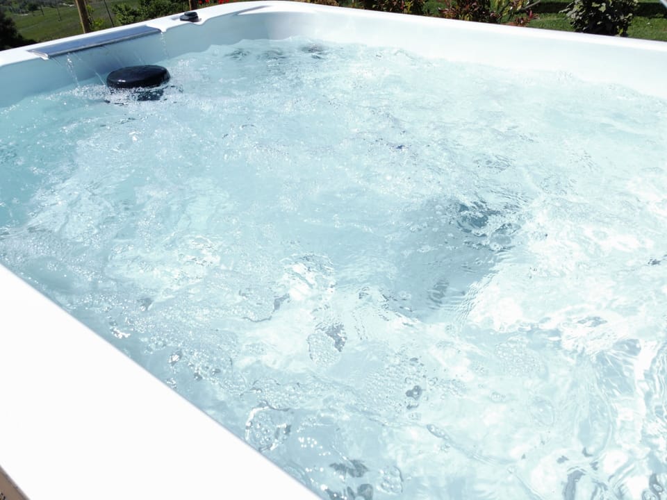 Jetted tub
