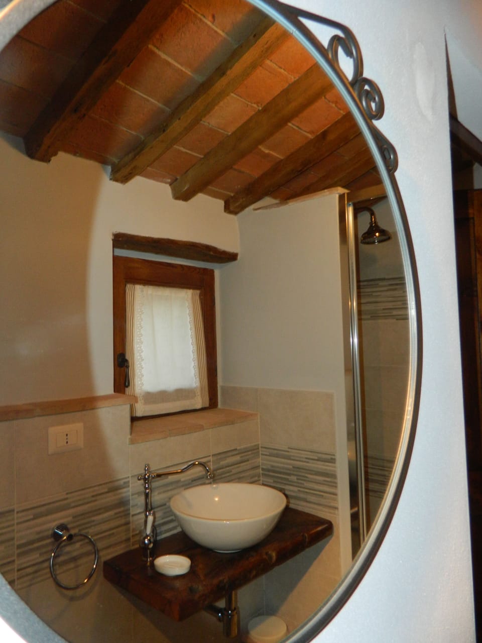 Shower, rainfall showerhead, free toiletries, hair dryer