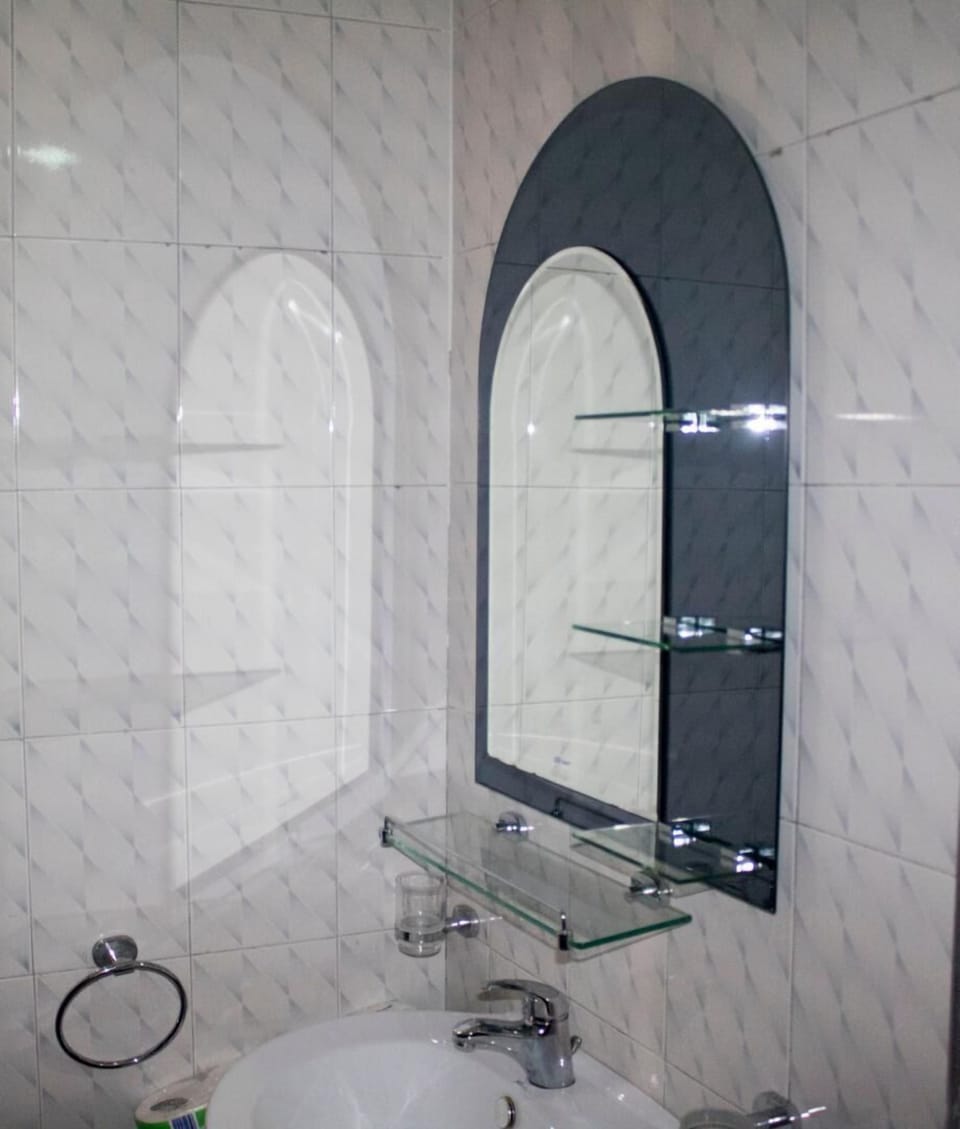 Deluxe Double Room | Bathroom | Towels, soap, toilet paper