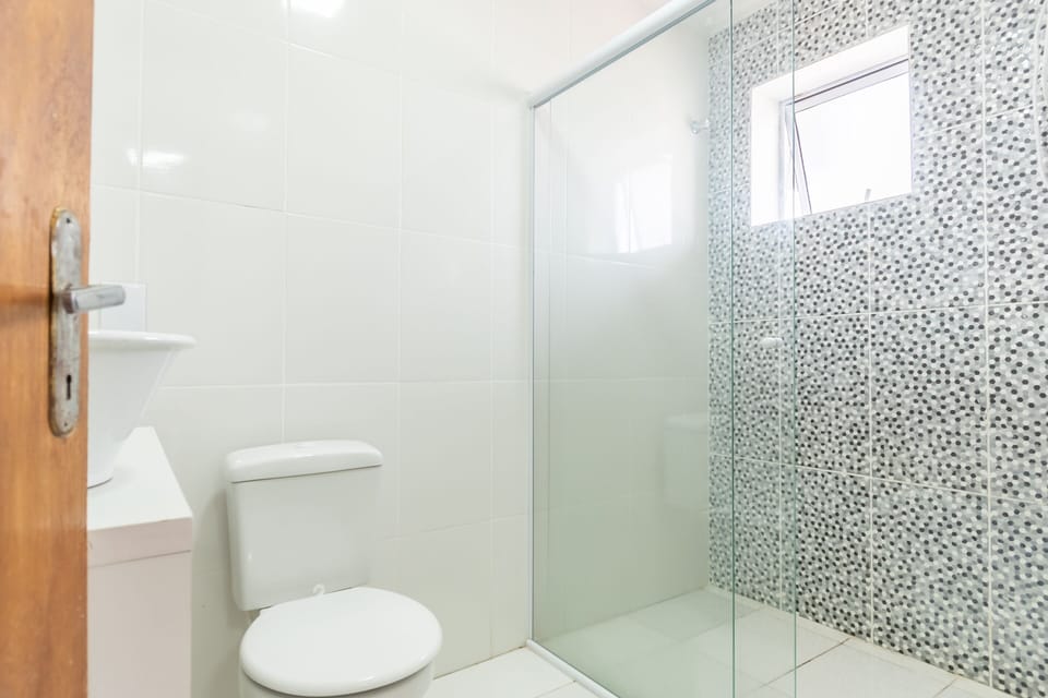 Twin Room | Bathroom | Shower, towels, soap, shampoo