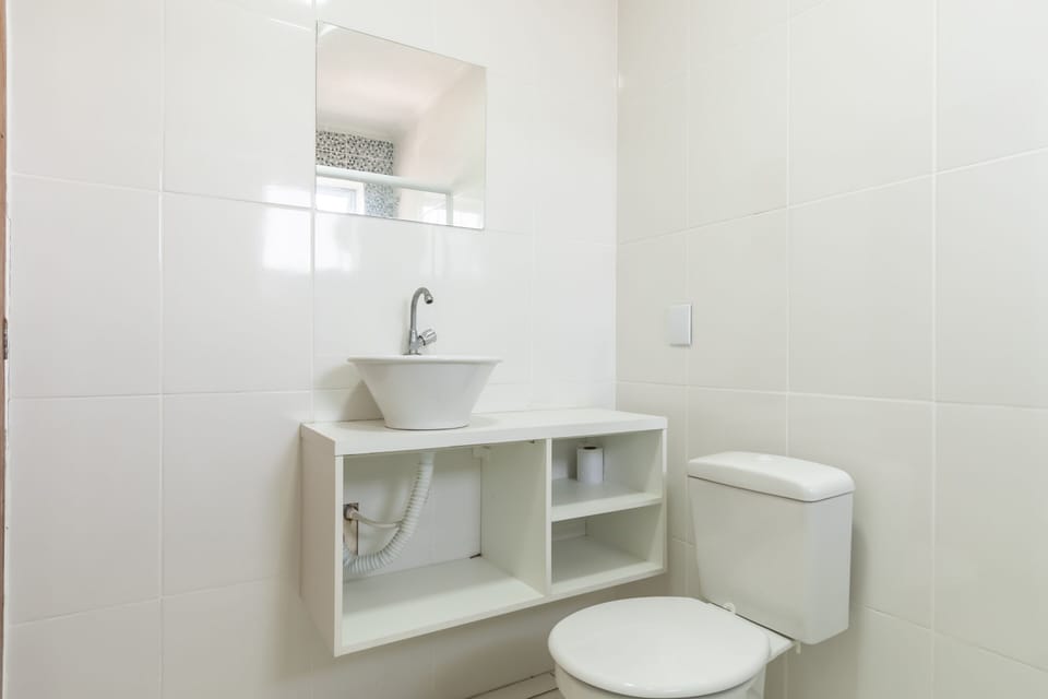 Twin Room | Bathroom | Shower, towels, soap, shampoo