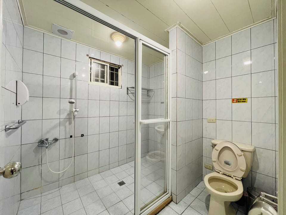 Deluxe Quadruple Room | Bathroom | Shower, free toiletries, hair dryer, slippers